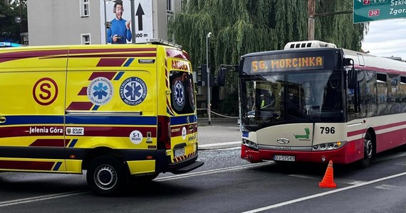 W Jeleniej Górze doszło do zderzenia samochodu osobowego z autobusem, w efekcie czego osobówka zjechała na chodnik i wjechała w czteroosobową rodzinę. Trzy osoby zabrano do szpitala.