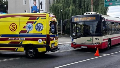 Wypadek w Jeleniej Górze. Osobówka wjechała na chodnik, są poszkodowani