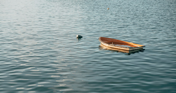 Dwie osoby wpadły do jeziora Bujackiego po tym, jak łódka, którą płynęli, wywróciła się. Zginął mężczyzna, a jego siostrzeńca udało się uratować. Policja wyjaśnia okoliczności zdarzenia.