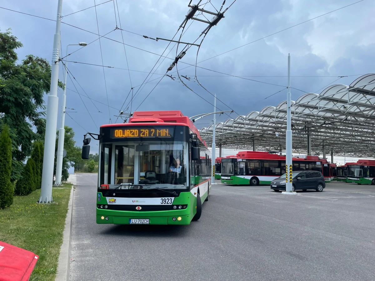 To okrągły jubileusz funkcjonowania lubelskich trolejbusów. Dokładnie 70 lat temu - 21 lipca 1953 roku na ulice miasta wyjechał pierwszy pojazd na "szelkach". Były to 4 trolejbusy radzieckiej konstrukcji, które trafiły jeszcze w 1945 roku do Polski jako dar przyjaźni polsko-radzieckiej. Radziecka myśl techniczna i tabor dominowały w latach 70-do początku 90-tych. Cechą charakterystyczną takich pojazdów były ciągle spadające pałąki...