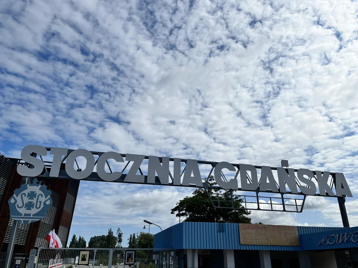 Przed terminem zakończono naprawę i renowację napisu "Stocznia Gdańska", który znajduje się nad historyczną bramą Bramą nr 2. Jeden z najbardziej znanych symboli walki z komunizmem można już oglądać w jego dawnej świetności.