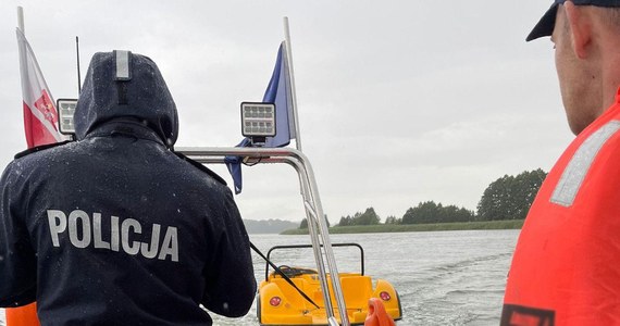 Pogoda potrafi zaskoczyć, o czym przekonali się turyści, którzy pływali rowerami wodnymi po jeziorze Drwęckim. Jedna z załóg utknęła w zaroślach jeziora w czasie ulewy. Uratowali ich policyjni wodniacy z Ostródy.