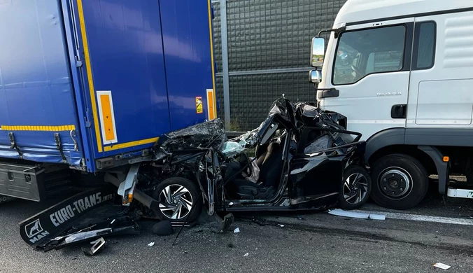 Dwie ciężarówki zmiażdżyły auto osobowe. Jedna osoba nie żyje