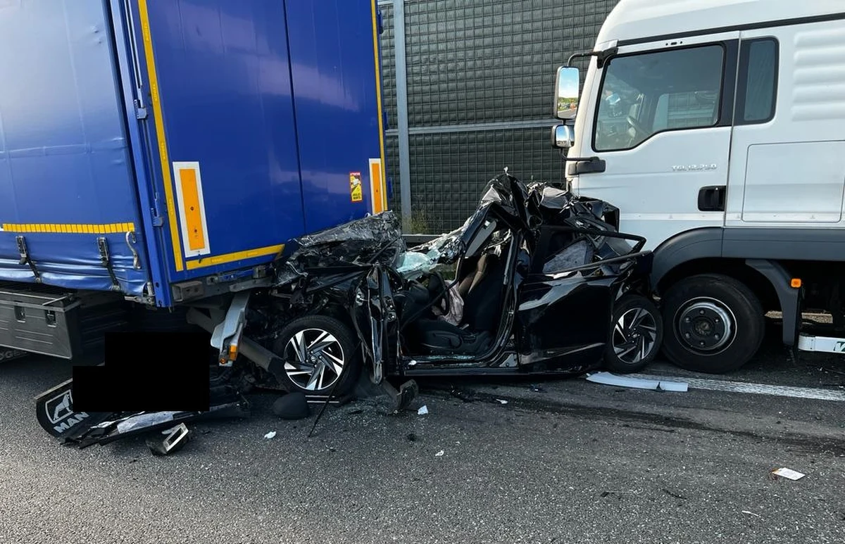 Tragiczny wypadek na autostradzie A2. Między węzłami Wiskitki i Skierniewice zderzyły się dwa pojazdy ciężarowe i osobówka. Jedna osoba zginęła i jedna została ranna.