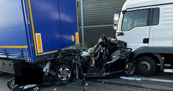 Tragiczny wypadek na autostradzie A2. Między węzłami Wiskitki i Skierniewice zderzyły się dwa pojazdy ciężarowe i osobówka. Jedna osoba zginęła i jedna została ranna.