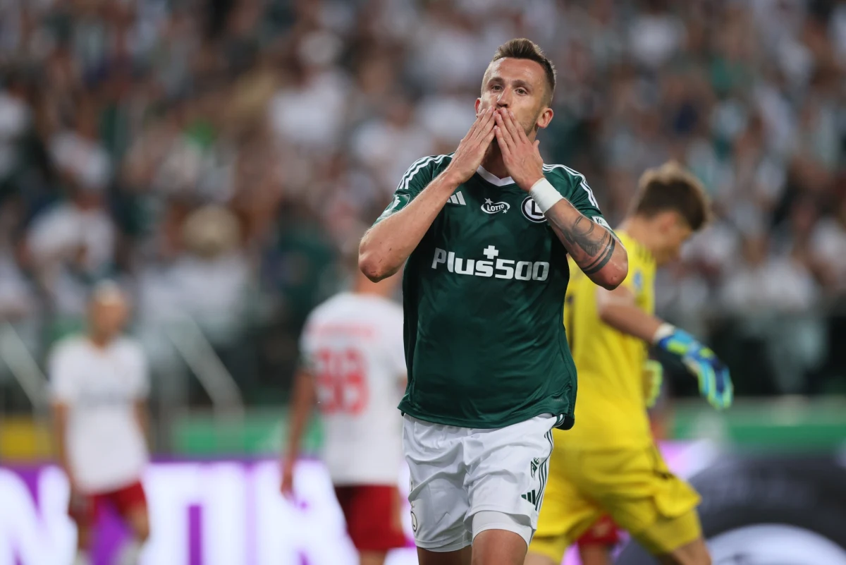 Legia Warszawa w pierwszej kolejce piłkarskiej ekstraklasy pokonała u siebie ŁKS Łódź 3:0 po hat-tricku Tomasa Pekharta. Legioniści przeważali przez całe spotkanie i mogliby strzelić więcej goli, gdyby nie dobra postawa bramkarza Aleksandra Bobka.