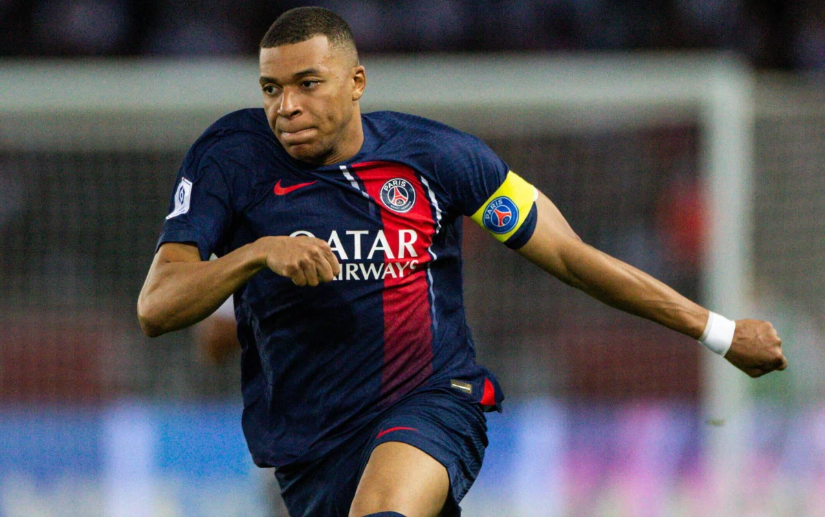 Konsternacja w świecie futbolu - Kylian Mbappe nie znalazł się na liście piłkarzy Paris Saint-Germain, który w sobotę polecą na tournee do Japonii. Francuski klub opublikował listę powołanych zawodników i nie sposób znaleźć na niej 24-letniego atakującego.