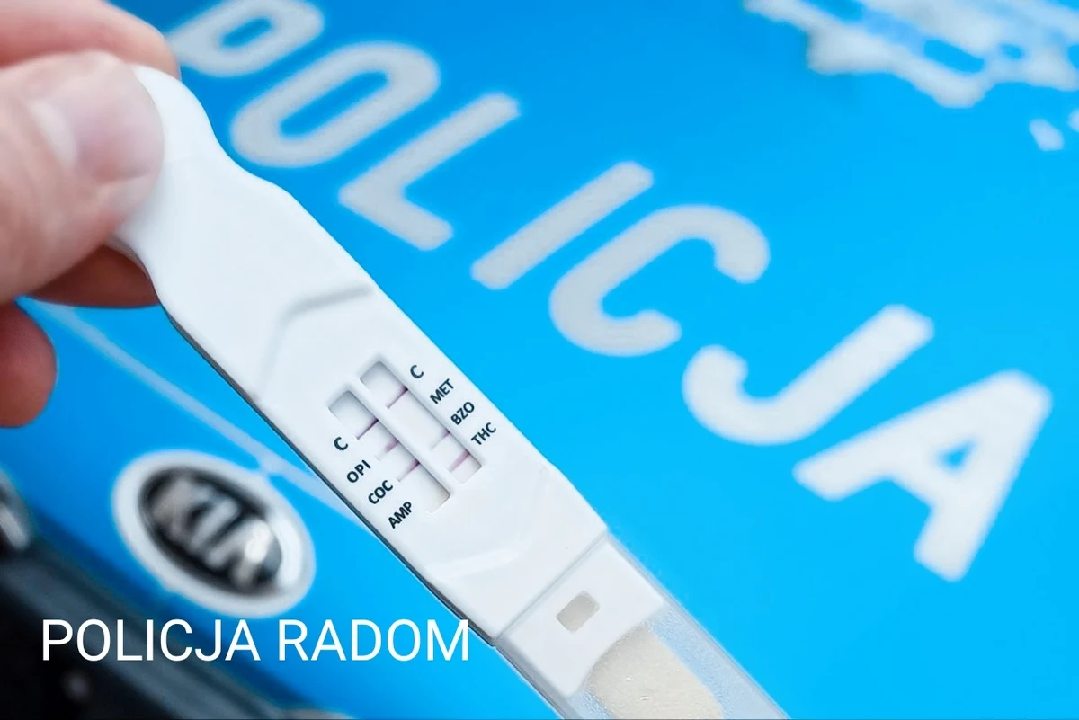 32-letni kierowca ciężarówki usnął w samochodzie na środku drogi w okolicy Radomia. Narkotest wykazał, że mężczyzna prawdopodobnie był po wpływem amfetaminy. Teraz grozi mu do 2 lat więzienia - poinformowała sierż. szt. Dorota Wiatr-Kurzawa z radomskiej policji.