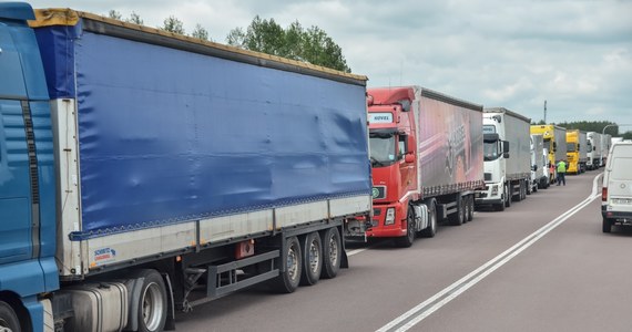 Około 11 godzin czekają w sobotę kierowcy tirów na jedynym działającym towarowym przejściu z Białorusią w Koroszczynie (Lubelskie). W kolejce do wyjazdu z Polski stoi ok. 450 pojazdów - podała lubelska Izba Administracji Skarbowej.