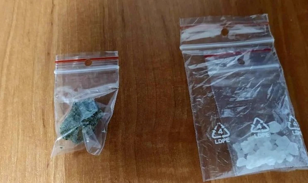 Policjanci z Annopola pojechali do Salomina sprawdzić zgłoszenie naniesione na Krajową Mapę Zagrożeń Bezpieczeństwa. Na miejscu potwierdzili zgrupowanie kilku osób. Jak się okazało, jeden z młodych mężczyzn, 24-latek, w portfelu miał marihuanę, zaś w bucie - kryształki mefedronu.