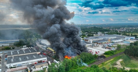 "Nie ma ognia, który się rozprzestrzenia, udało się obronić budynki stojące nieopodal płonącej hali odpadów k. Zielonej Góry - przekazał rano rzecznik prasowy Lubuskiego Komendanta Wojewódzkiego PSP Arkadiusz Kaniak. Jak dodał, ruch na linii kolejowej na wysokości składowiska nadal jest wstrzymany. Kilkadziesiąt zastępów straży pożarnej od wczoraj gasi ogień magazynu z toksycznymi substancjami. Wojewoda lubuski Władysław Dajczak poinformował, że nie ma decyzji o ewakuacji okolicznych mieszkańców. 