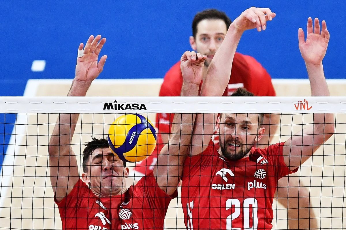 Polscy siatkarze pokonali Japonię 3:1 i zagrają w finale Ligi Narodów. "Byliśmy cierpliwi. Teraz wszystkie siły rzucamy na finał" - zapowiedział po sobotnim meczu Mateusz Bieniek. "Jestem pewien, że ponownie stworzymy z kibicami świetnie widowisko i mam nadzieję, że wygramy" - zapewniał Aleksander Śliwka. 
