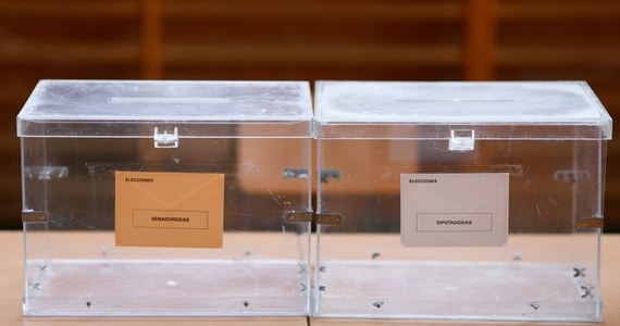O godzinie 9:00 w 47-milionwej Hiszpanii rozpoczęły się przedterminowe wybory parlamentarne. Zostały one ogłoszone przez premiera Pedro Sancheza po przegranych przez kierowanych przez niego socjalistów (PSOE) wyborach regionalnych i lokalnych z 28 maja 2023 r.