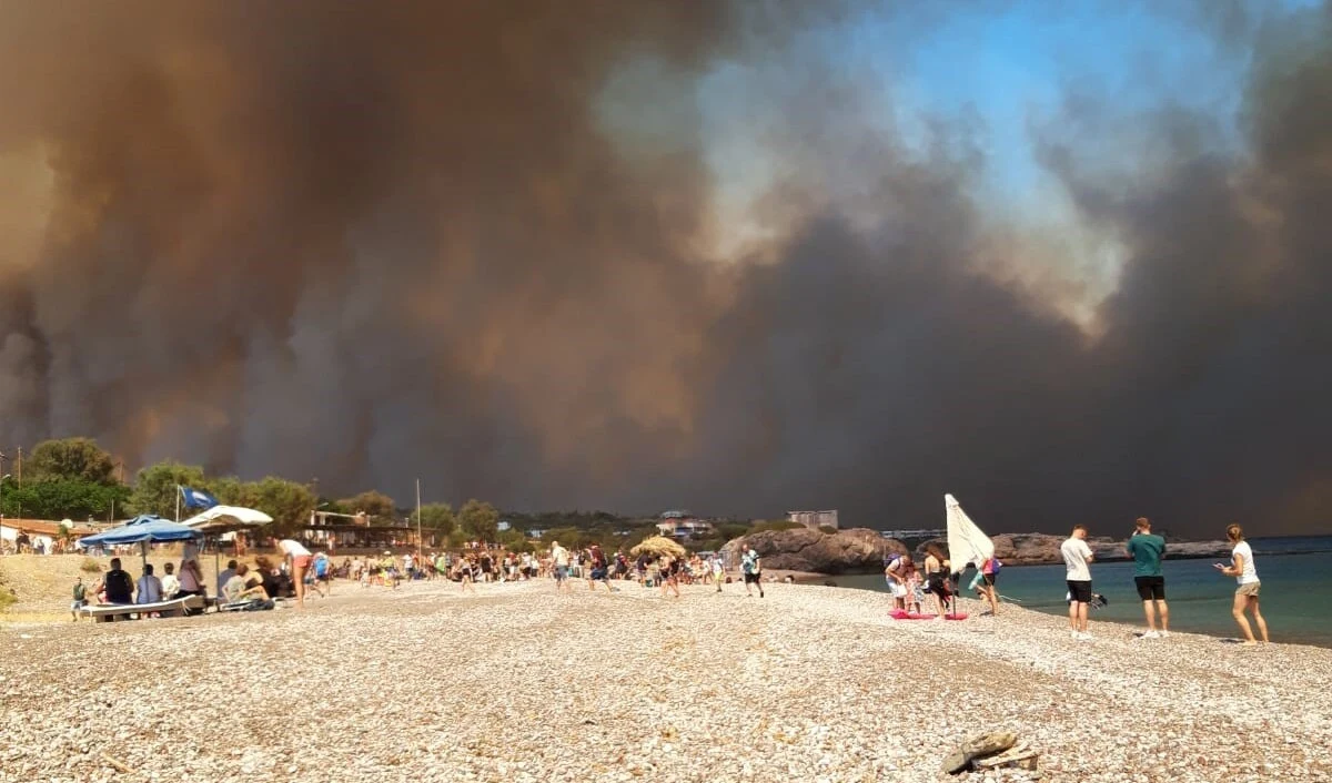 Nie było żadnej organizacji, byliśmy zostawieni sami sobie, nasze biuro podróży zamilkło - tak o ucieczce z objętej pożarem miejscowości Kiotari na greckiej wyspie Rodos opowiada nam pani Anita. Grupa turystów przez dziewięć godzin pokonywała kolejne kilometry, uciekając przed żywiołem.