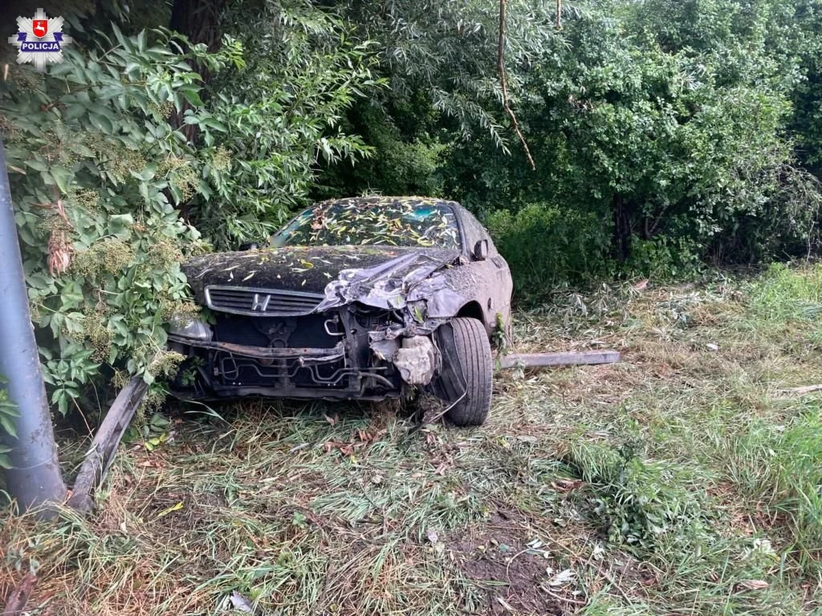 22-latek, który wczoraj rano kierując hondą rozbił się na drzewie, usłyszał już zarzuty. Młody mężczyzna odpowie nie tylko za jazdę pojazdem w stanie nietrzeźwości i spowodowanie kolizji drogowej. Podczas wykonywanych czynności policjanci znaleźli u niego narkotyki, które miał ukryte w bieliźnie. Kolejne substancje psychoaktywne oraz elektroniczną wagę znaleźli funkcjonariusze w jego miejscu zamieszkania. Teraz może mu grozić kara do 3 lat pozbawienia wolności.