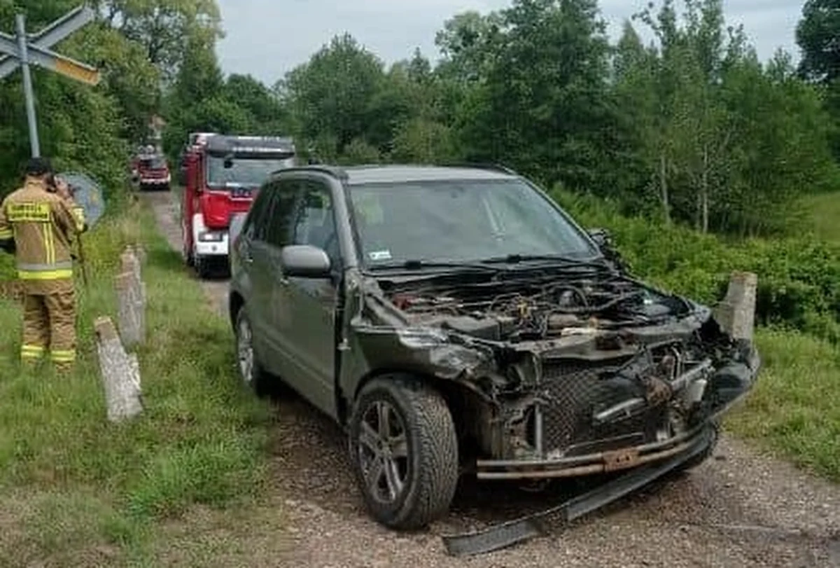 Na przejeździe kolejowym w Młynarskiej Woli doszło do kolizji samochodu osobowego z lokomotywą - podała policja. W zdarzeniu nikt nie został ranny.
