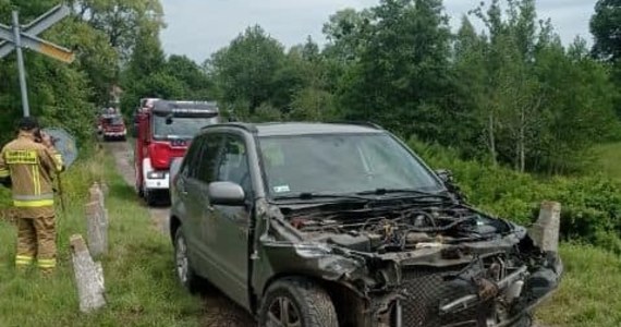 Na przejeździe kolejowym w Młynarskiej Woli doszło do kolizji samochodu osobowego z lokomotywą - podała policja. W zdarzeniu nikt nie został ranny.