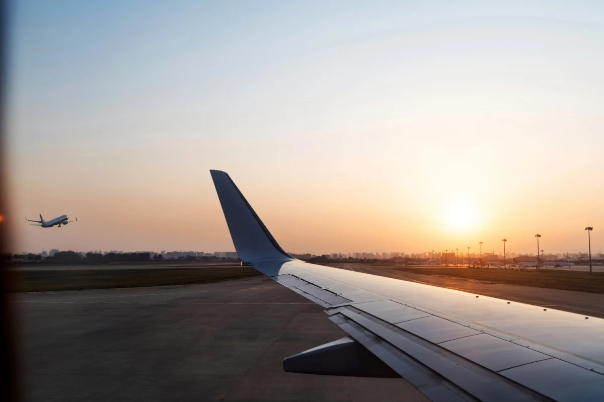 Już niebawem lotnisko w Goleniowie szykuje duże zmiany dla podróżujących. Nowe kierunki lotów mają przyciągnąć więcej pasażerów i zwiększyć atrakcyjność tego portu lotniczego. W planach nie tylko kierunki zagraniczne, ale i krajowe.

