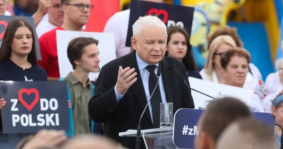 "Ten człowiek nie może rządzić Polską. Ten człowiek powinien w końcu pójść sobie. Niech idzie do swoich Niemiec i niech tam szkodzi, a nie tu" - tak o Donaldzie Tusku mówił w Stawiskach na Podlasiu prezes Prawa i Sprawiedliwości Jarosław Kaczyński. Nazwał też lidera Platformy Obywatelskiej "prawdziwym wrogiem naszego narodu". 