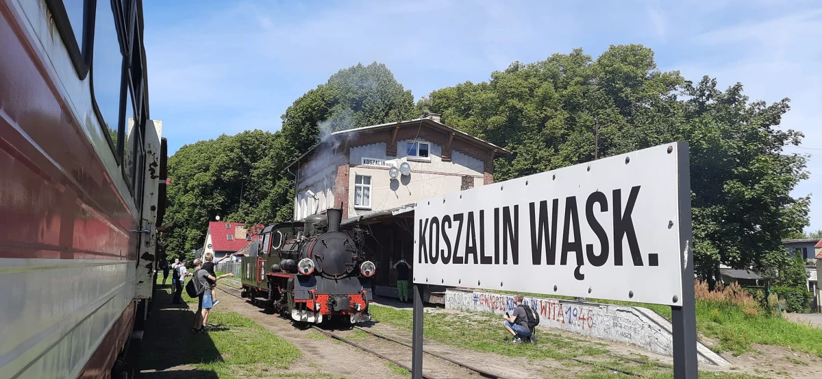 Zabytkowy dworzec koszalińskiej wąskotorówki wreszcie przejdzie lifting. Towarzystwo Koszalińskiej Kolei Wąskotorowej otrzymało od Zarządu Budynków Mieszkalnych 150 tysięcy złotych. Środki pozwolą na częściowy remont zniszczonego obiektu.