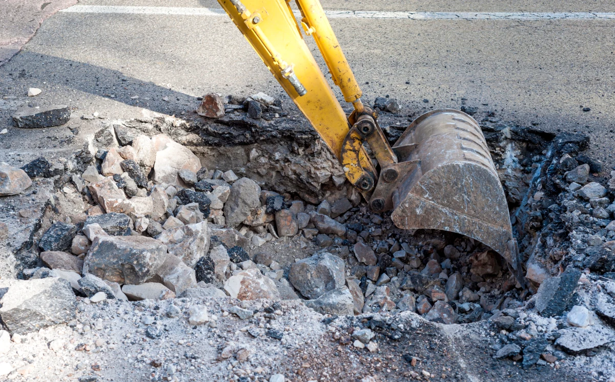 W poniedziałek ruszyła naprawa ul. Nocznickiego na Młocinach. Na odcinku od ul. Wólczyńskiej do Kaliszówka, gdzie wcześniej budowany był kolektor Lindego-Bis robotnicy położą nowy asfalt. Przez cztery dni Nocznickiego będzie całkowicie nieprzejezdna.