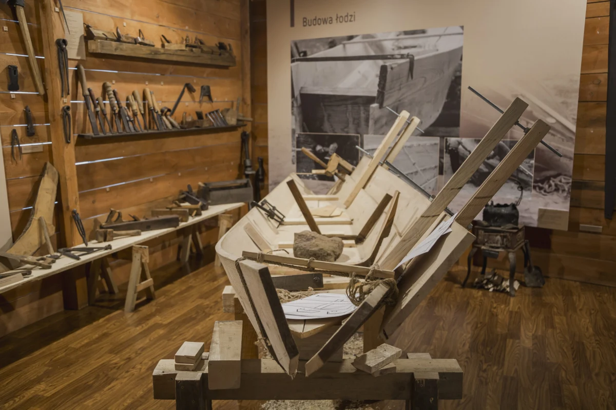 W Narodowym Muzeum Morskim w Tczewie daje możliwość przyjrzenia się historii wiślańskich tradycji i budowania łodzi. Zajrzeć można do odtworzonego wnętrza warsztatu szkutniczego. Wystawa „Człowiek i rzeka” czynna będzie do czerwca przyszłego roku w tczewskim oddziale NMM.