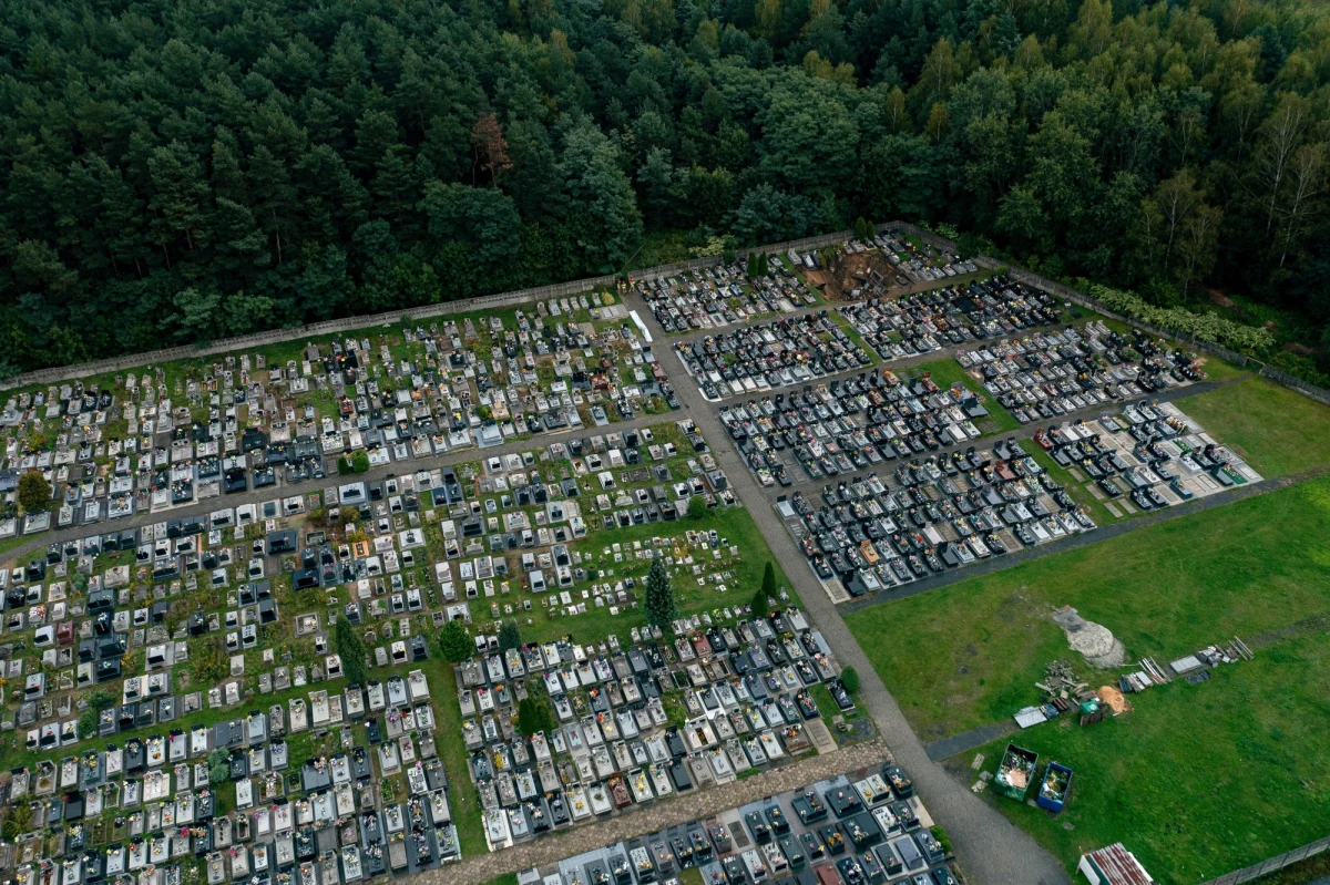Od poniedziałku dostępna dla odwiedzających jest północna, niezagrożona zapadliskami cześć cmentarza parafialnego przy ul. Jana Pawła II – przekazała parafia w Trzebini-Sierszy. We wrześniu zeszłego roku w południowej części nekropolii zapadła się ziemia wchłaniając ok. 40 grobów.