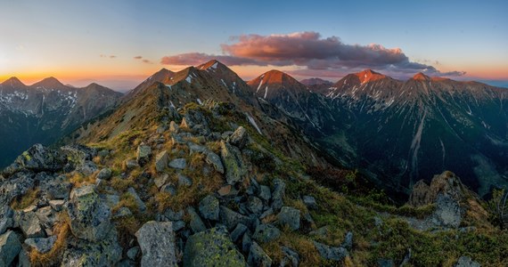 Wybitny wspinacz, wielki miłośnik gór Jan Świder zginął w niedzielę w słowackich Tatrach w rejonie Wielkiej Kapałkowej Turni – poinformował portal wspinanie.pl. Świder miał 64 lata.