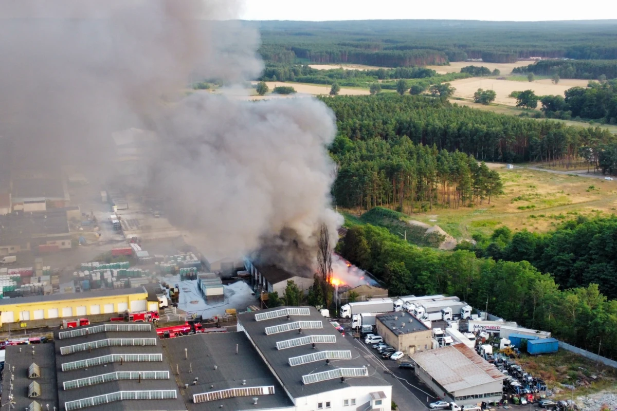 Nie ma zagrożenia dla mieszkańców - taki komunikat powtarzany jest przez Główny Inspektorat Ochrony Środowiska po pożarze hali w zielonogórskim Przylepie, gdzie - przypominamy - składowano substancje niebezpieczne.