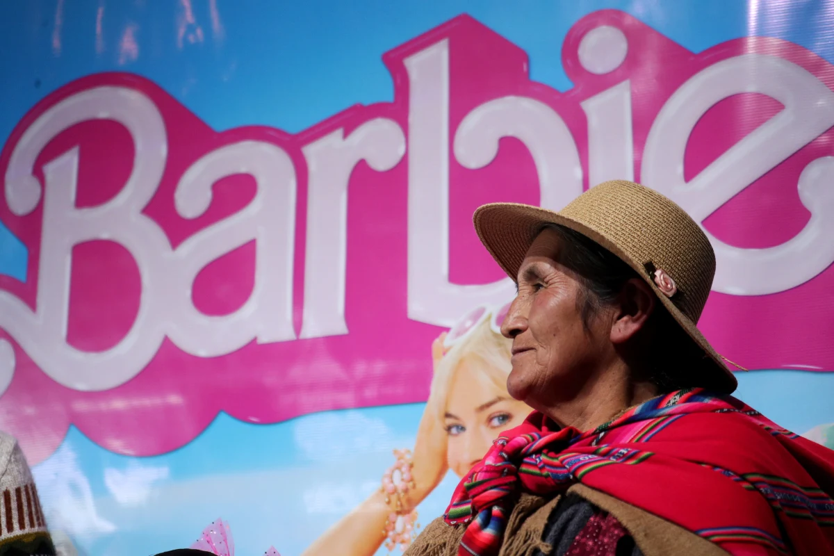 „Barbenheimer” rozbił przez weekend bank! Chodzi o dwa bardzo oczekiwane filmy "Barbie" i "Oppenheimer". Media okrzyknęły sukces obu filmów fenomenem, a z ich tytułów stworzyły zbitkę słowną "Barbenheimer". Dwa tytuły, ale rekordów dużo więcej.