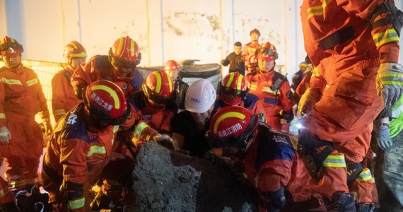 11 osób zginęło po tym, jak na trenujące siatkówkę dziewczęta, zawalił się dach sali gimnastycznej w szkole w mieście Qiqihar w północno-wschodnich Chinach. Wiele z ofiar to dzieci – informują lokalne media, powołując się na relacje świadków. W chwili katastrofy w hali przebywało 19 osób – przeżyła osiem z nich. 