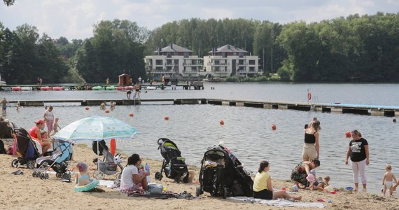 Po kolejnych badaniach wody przez Sanepid odwołano zakaz kąpieli w jeziorze Ukiel w Olsztynie, w tym na plaży miejskiej przy Centrum Sportowo-Rekreacyjnym "Ukiel" - poinformował PAP rzecznik prasowy olsztyńskiego Ośrodka Sportu i Rekreacji Zdzisław Szymula.