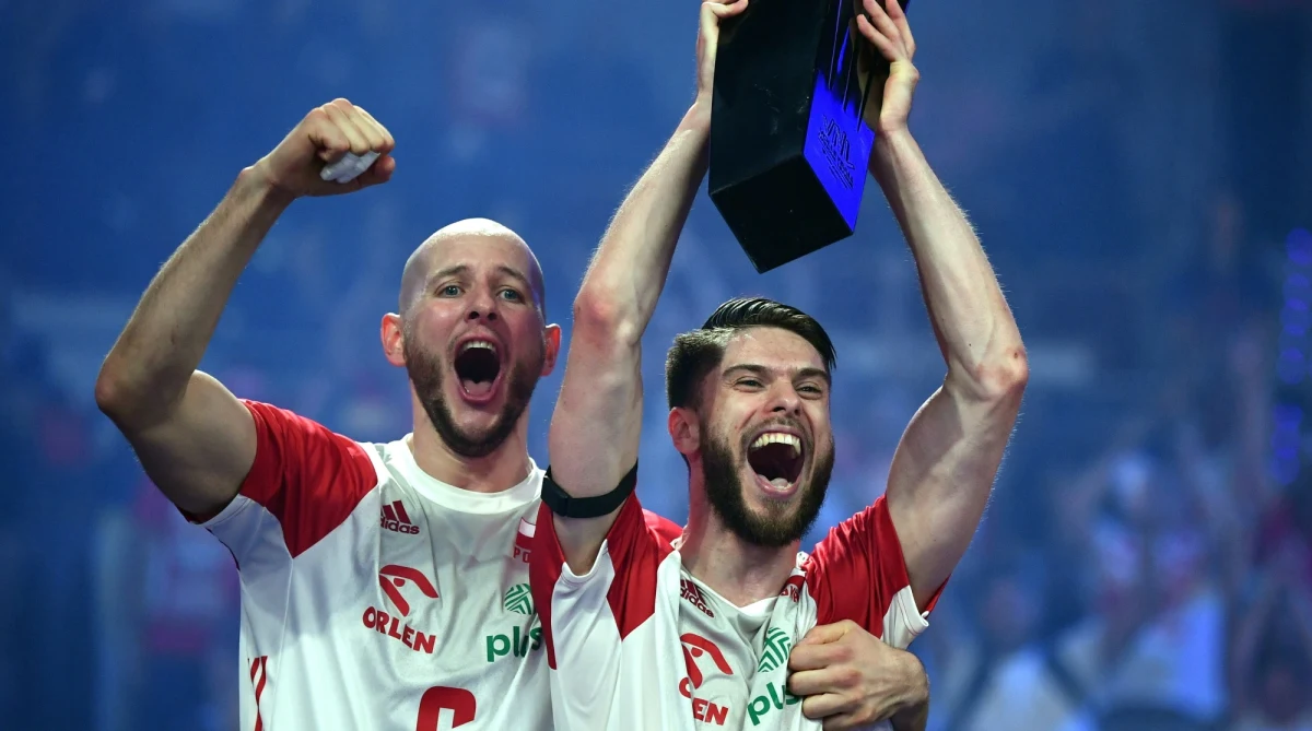 Niedzielny wieczór dostarczył nam wspaniałych sportowych emocji. Polscy siatkarze, po raz pierwszy w historii, zwyciężyli w Lidze Narodów pokonując w finale Stany Zjednoczone. Wzruszeń dostarczył również sam moment odebrania przez Polaków pucharu, a konkretnie piękny gest kapitana drużyny Biało-Czerwonych, Bartosza Kurka.
