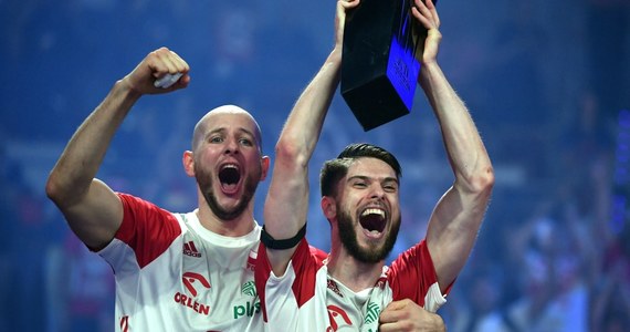 Niedzielny wieczór dostarczył nam wspaniałych sportowych emocji. Polscy siatkarze, po raz pierwszy w historii, zwyciężyli w Lidze Narodów pokonując w finale Stany Zjednoczone. Wzruszeń dostarczył również sam moment odebrania przez Polaków pucharu, a konkretnie piękny gest kapitana drużyny Biało-Czerwonych, Bartosza Kurka.