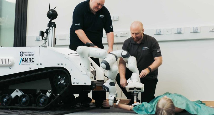 Inżynierowie University of Sheffield opracowali medycznego robota, który może dotrzeć tam, gdzie nie dojadą lekarze - te wyjątkowe maszyny będą wykorzystywane na terenach katastrof naturalnych i w strefach działań wojennych.