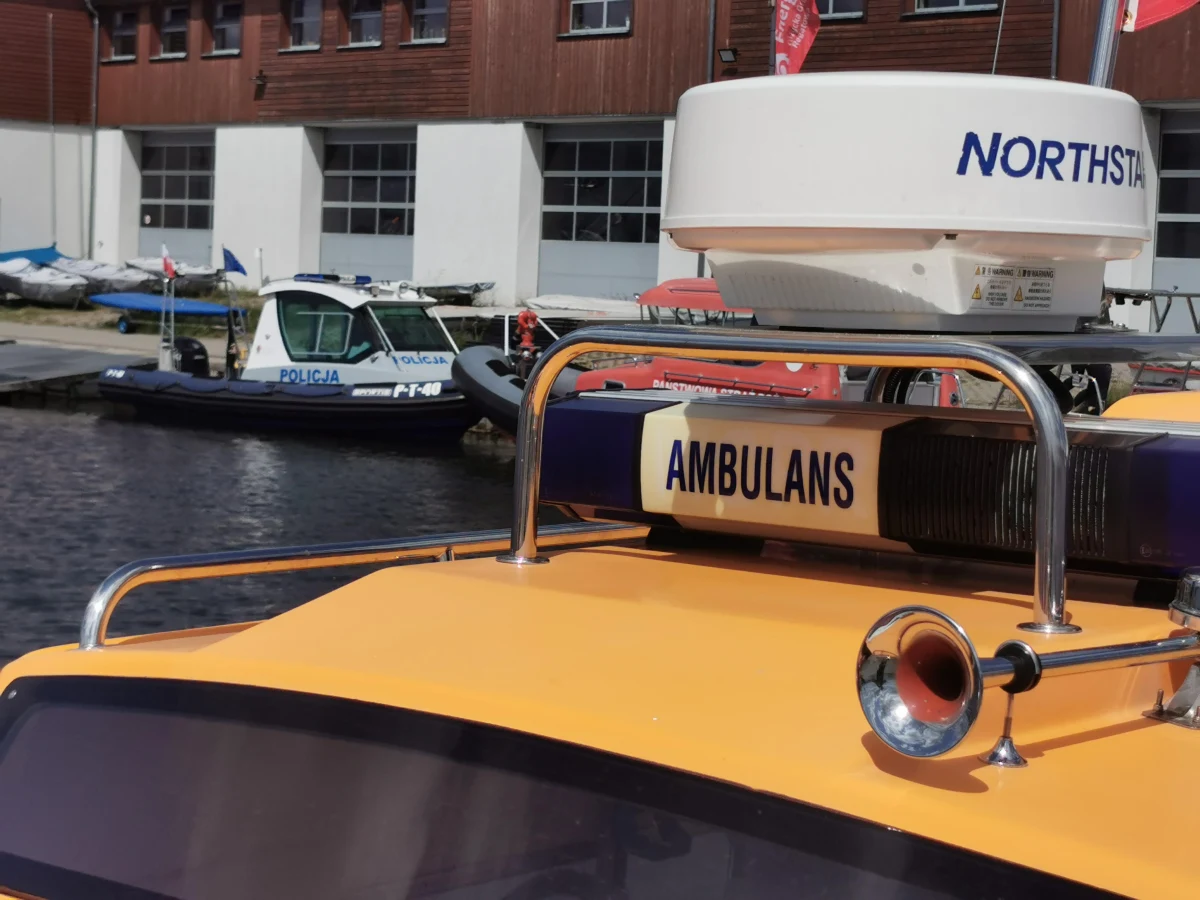 Mimo, że ruch na szlaku Wielkich Jezior Mazurskich w tym roku jest mniejszy, ratownicy Mazurskiego Ochotniczego Pogotowia Ratunkowego i tak mają sporo pracy. Najczęściej pomocy potrzebują osoby, które doznały drobnych żeglarskich urazów. Interwencje dotyczyły też jachtów i łodzi, które wpadły na mieliznę. Ratownicy przypominają, o czym warto pamiętać wypoczywając na wodzie.