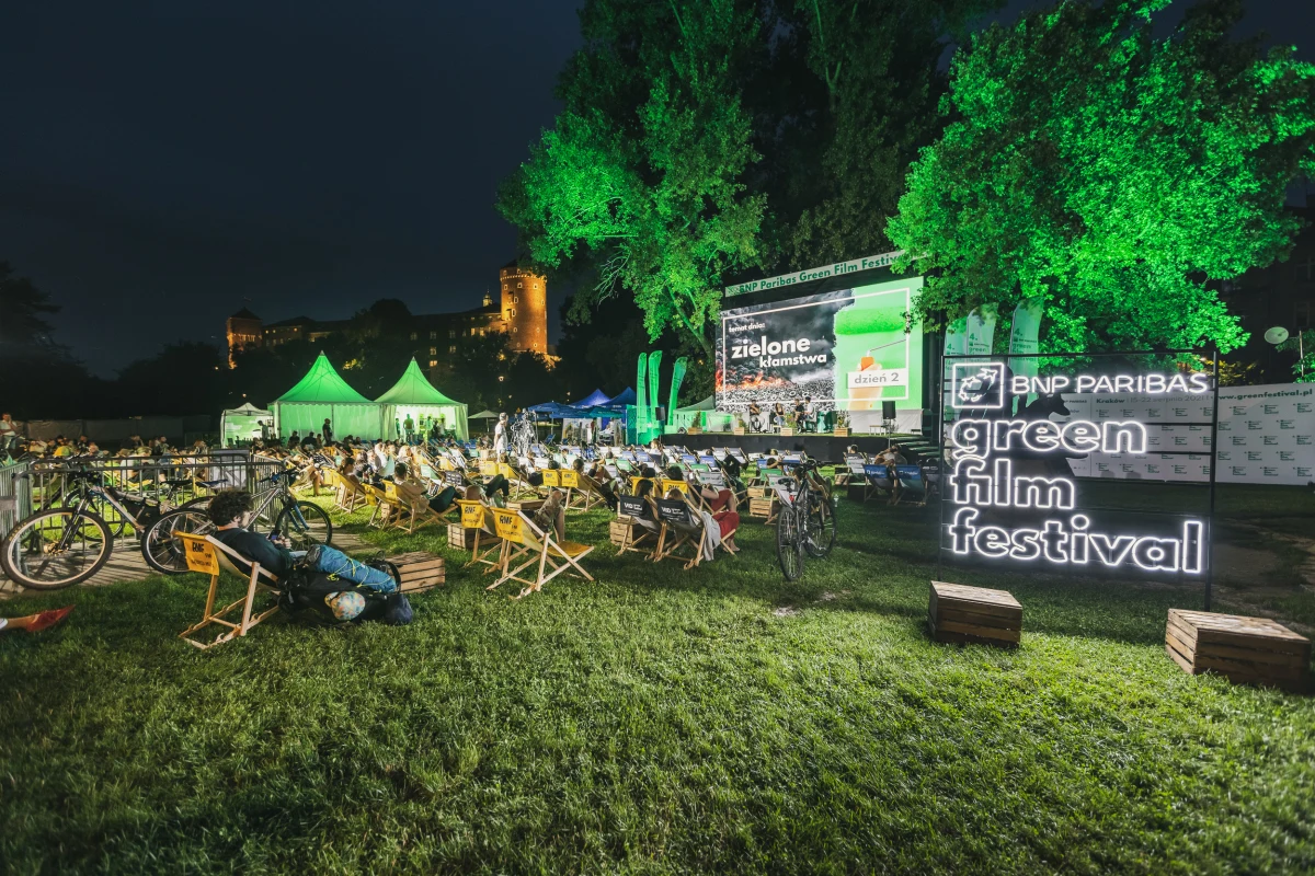 Jak będzie wyglądał transport jutra? Czy pacjentka Ziemia może jeszcze zostać uratowana? Czy w dążeniu do transformacji energetycznej uratuje nas opcja atomowa? Jak projektować ubrania, domy, miasta w sposób zrównoważony i bez cierpienia ludzi oraz zwierząt? Odpowiedzi na te i inne pytania będziemy poszukiwać podczas rozpoczynającego się właśnie festiwalu filmów ekologicznych BNP Paribas Green Film Festival.