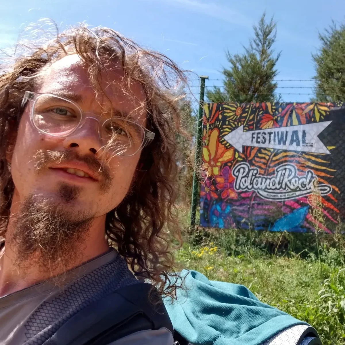 Z Warszawy do Czaplinka w Zachodniopomorskiem na piechotę? Dla tego człowieka to nie problem. Marek Mikulski, głos stacji RMF Maxx w Szczecinie, wyruszył wczoraj z warszawskiej siedziby fundacji Wielkiej Orkiestry Świątecznej Pomocy i zamierza przejść 400 kilometrów, by z Jurkiem Owsiakiem zobaczyć się na scenie Pol'and'Rock Festiwalu i zebrać pieniądze na muzykoterapię dla małych pacjentów szpitala w Szczecinie.