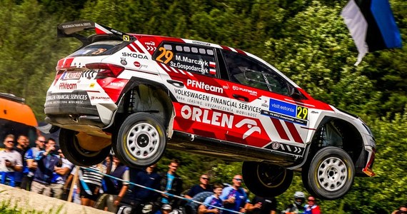 Mikołaj Marczyk i Szymon Gospodarczyk zajęli 5. miejsce w klasie WRC 2 oraz 3. pozycję w klasie WRC 2 Challenger w Rajdzie Estonii. To kolejne podium załogi ORLEN Team w rajdowych mistrzostwach świata, a przede wszystkim - jak twierdzi sam duet zawodników - ich najlepszy rajd w WRC.