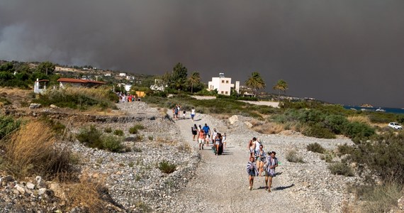 Nadal nie udało się opanować pożarów na greckiej wyspie Rodos. Trwa ewakuacja mieszkańców oraz turystów z najbardziej zagrożonych terenów. "Wszyscy, którzy powinni się nami opiekować i zapewnić bezpieczeństwo, niestety zawiedli" - mówi Daniel Pszczoliński, który wraz z żoną i dziećmi spędzał wakacje na wyspie Rodos. W rozmowie z Bogdanem Zalewskim w internetowym Radiu RMF24 opisał sytuację uciekających przed pożarem turystów.