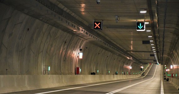 Tunel w Świnoujściu zostanie zamknięty dla ruchu. W nocy z wtorku na środę i z czwartku na piątek w tunelu odbywać się będą prace konserwatorskie. To oznacza, że przeprawa zostanie tymczasowo zamknięta dla aut równo po miesiącu używania.
