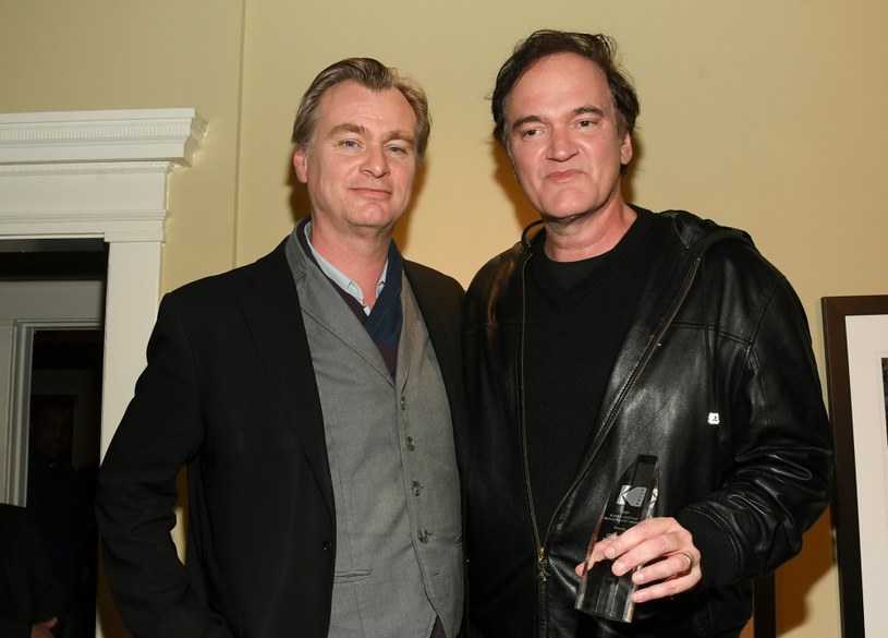 Aktywny w mediach przy okazji premiery swojego najnowszego filmu zatytułowanego "Oppenheimer" Christopher Nolan w jednym z wywiadów został poproszony o opinię na temat decyzji Quentina Tarantino o odejściu na reżyserską emeryturę. Tworzony właśnie przez autora "Pulp Fiction" film "The Movie Critic" ma być ostatnim w jego karierze. Nolan rozumie tę decyzję, choć z równym zrozumieniem traktuje podejście Martina Scorsese, który mimo ukończonych 80 lat, wciąż pracuje.