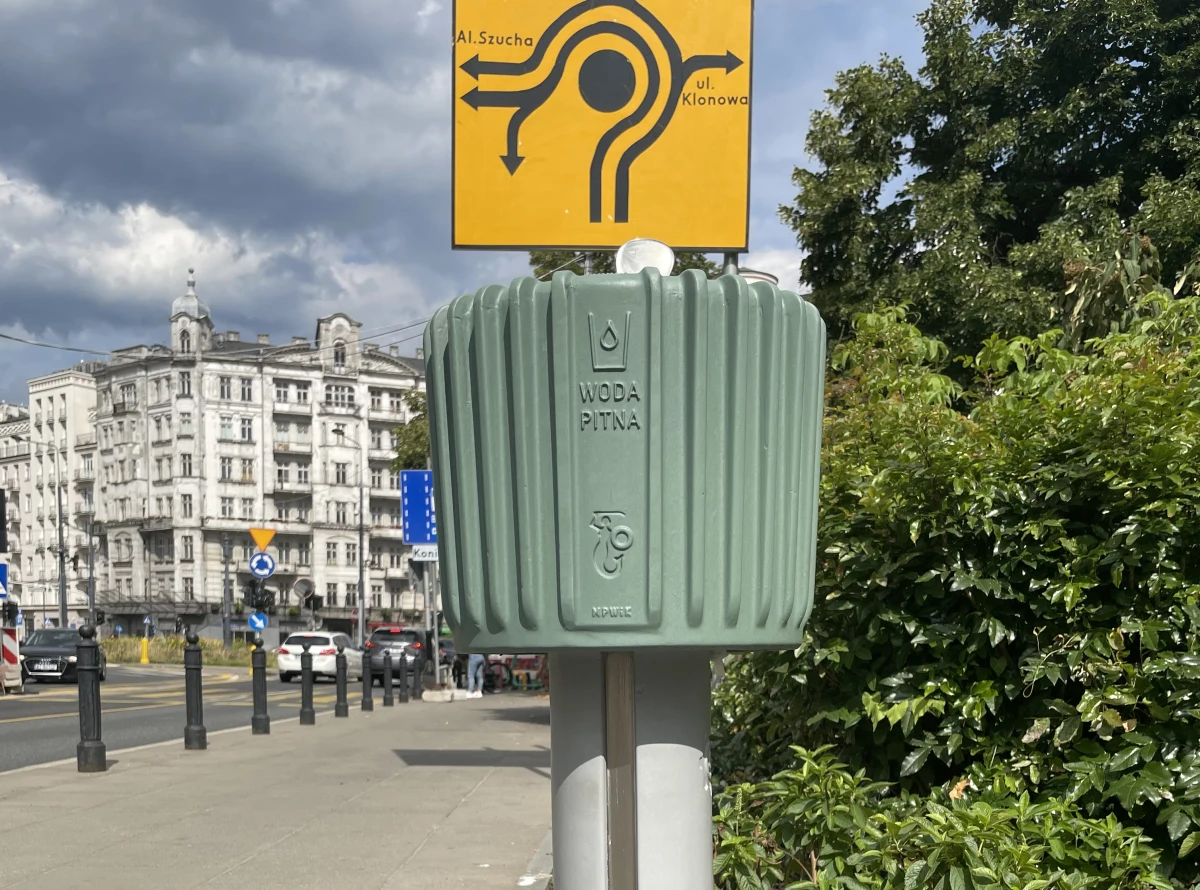 W centrum Warszawy stanęły pierwsze dwa z 32 poidełek. Miasto wychodzi naprzeciw oczekiwaniom mieszkańców, by ulżyć im w upalne letnie dni. Gdzie będzie można je znaleźć? Poniżej mamy listę wszystkich lokalizacji.