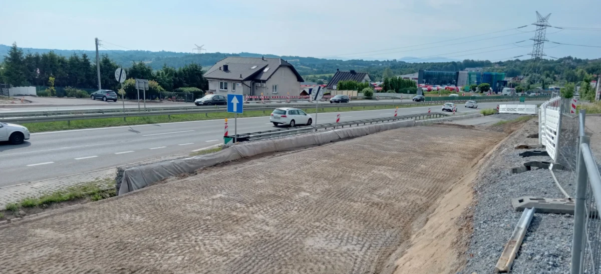 Od rana 25 lipca kierowcy powinni spodziewać się utrudnień w Gaju. Jezdnia w kierunku Myślenic będzie zwężona do jednego pasa. Zwężenie jest związane z budową węzła drogowego.