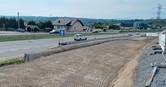 Od rana 25 lipca kierowcy powinni spodziewać się utrudnień w Gaju. Jezdnia w kierunku Myślenic będzie zwężona do jednego pasa. Zwężenie jest związane z budową węzła drogowego.