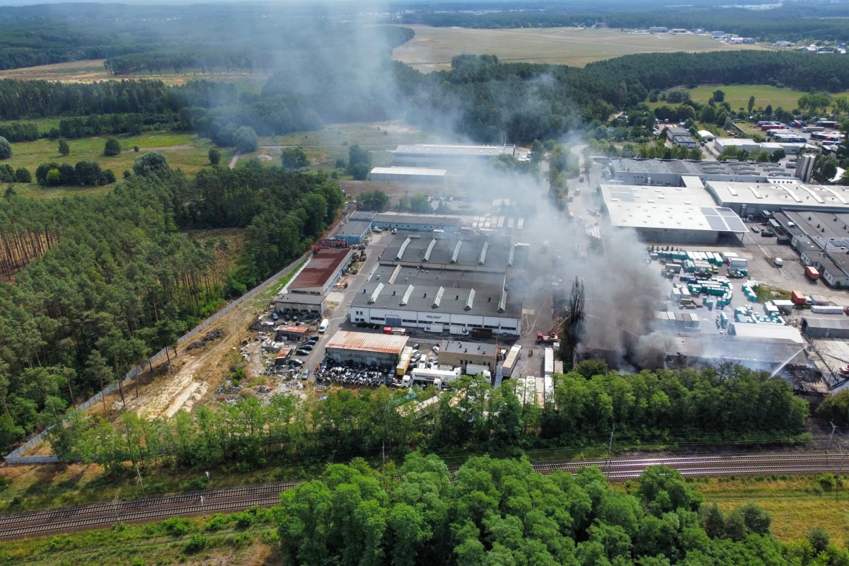 Na pogorzelisku w Przylepie wciąż pracują strażacy. Rzecznik lubuskiej PSP uspokaja: "nie zanotowano odnowienia pożaru" - przekazał kpt. Arkadiusz Kaniak. Akcja w hali, gdzie składowano niebezpieczne substancje trwa już od soboty.
