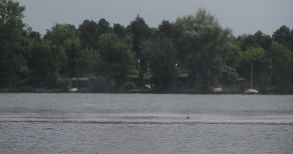 Od popołudnia w poniedziałek na jeziorze Zegrzyńskim trwają poszukiwania mężczyzny, który skoczył lub zsunął się z roweru wodnego. Płetwonurkowie WOPR szukają go już w nurcie Narwi.