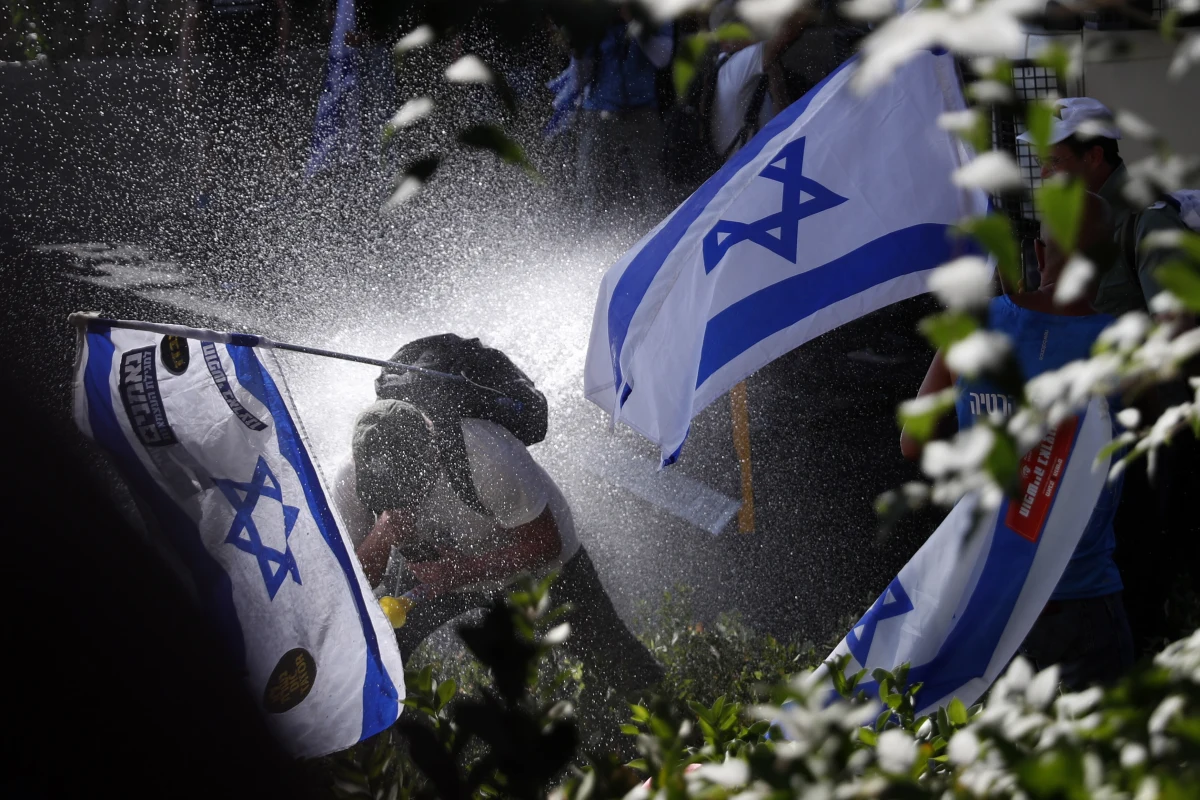 Kneset ratyfikował kluczowy element reformy sądownictwa, który ogranicza uprawnienia izraelskiego Sądu Najwyższego. Przeciwko zmianom w prawie od pół roku protestują tysiące Izraelczyków. Po decyzji parlamentu protestujący zablokowali autostradę w Jerozolimie. Policja użyła armatek wodnych. USA wzywają władze Izraela do dialogu politycznego. 