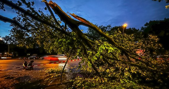 Synoptycy ostrzegają przed burzami, którym miejscami będą towarzyszyć silne opady deszczu, grad oraz porywy wiatru. Najwyższe ostrzeżenia wydano dla południa kraju oraz dla części województwa wielkopolskiego.