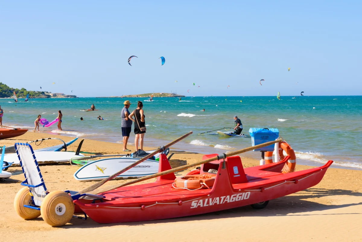 19-letnia ratowniczka pierwszego dnia pracy na plaży nad morzem we włoskim regionie Lacjum uratowała w krótkim czasie pięć osób przed utonięciem - podały włoskie media.